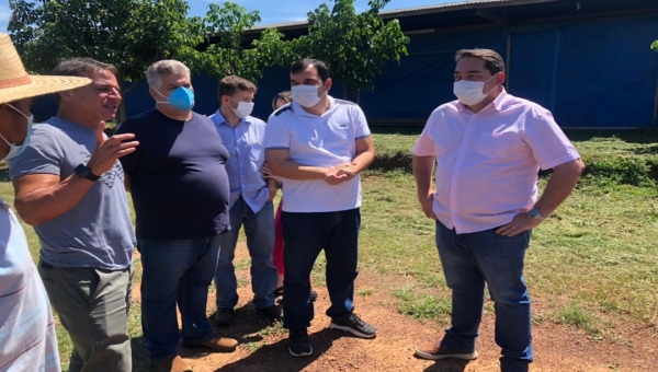 Secretário Nenê Junqueira e senador Márcio Bittar visitam produtores em Brasiléia